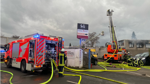 Werkstatt in Bickendorf in Brand: Feuerwehr warnt, Böhmermann kommentiert