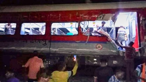 Zugunglück in Indien: Mindestens 200 Tote und 900 Verletzte bei Zugkollision