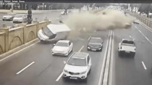 Unfall in Baku: E-Auto kracht durch Mauer und fliegt über Autobahn