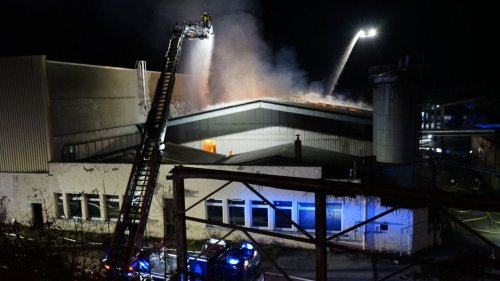 Darmstadt: Ehemalige Fabrik brennt