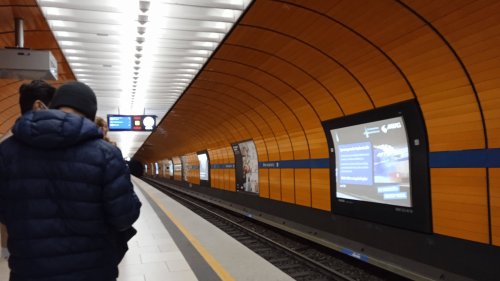 Marienplatz München: Betrunkener liegt fast eine Stunde auf Gleis und wird überrollt