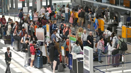 Plötzlicher Personalmangel: Dutzende Urlauber verpassen Flug – Droht jetzt erneut Chaos?