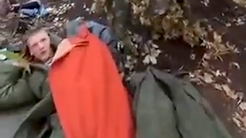 Russischer Soldat verschläft – plötzlich stehen sie vor ihm