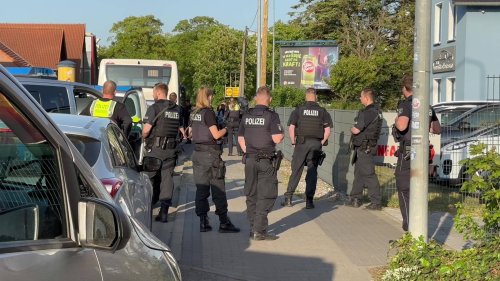 Mysteriöser Mann in Rostock: Beamte mit Maschinenpistolen umstellen Linienbus