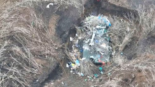 Müll-Tarnung: Russische Haubitze entdeckt