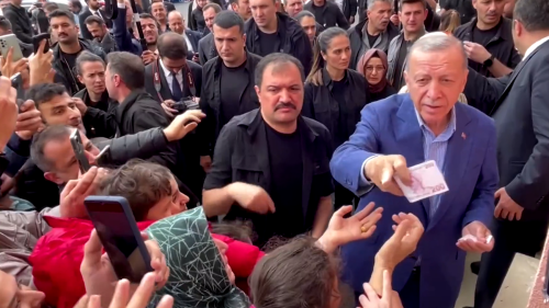 Wahlen in der Türkei: Erdoğan verteilt vor Wahllokal Geldscheine