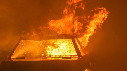 A81 bei Rottenburg am Neckar: Verkehrsverzögerung wegen brennendem Auto