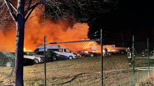 Feuerserie in Rotenburg hält an: 21 Leihwagen gehen in Flammen auf