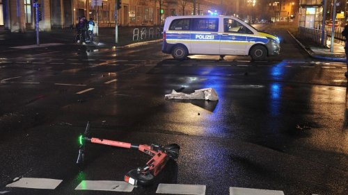 Berlin: 18-Jährige auf E-Scooter kollidiert mit Auto – Schwer verletzt