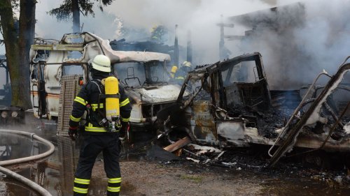 Hamburg: Bewohner stirbt bei Brand in Bungalow – Feuerwehr-Großeinsatz