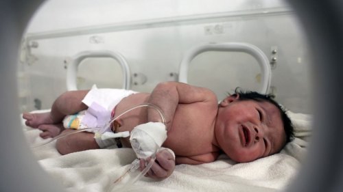 Wundersame Rettung nach Erdbeben: Das Baby aus den Trümmern von Dschandairis