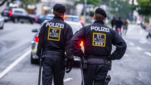 München: Tumult vor Polizeiwache – Beamte verletzt