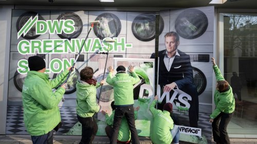 Frankfurt: Greenpeace demonstriert gegen Deutsche Bank Tochter