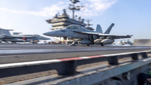 Zwischenfall im Roten Meer: Kampfjet stürzt von Flugzeugträger ins Wasser