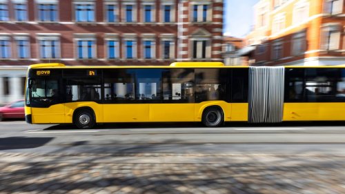 Dresden: 85-Jähriger kollidiert mit Linienbus – vier Verletzte