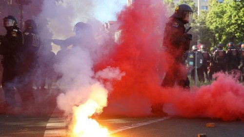 "Tag X"-Demo in Leipzig: Vermummte greifen Polizei mit Flaschen und Steinen an