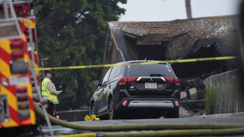 USA: Flugzeug stürzt über Wohngebiet ab – Häuser stehen in Flammen
