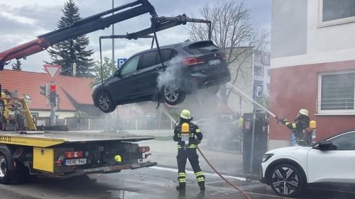 München: E-Auto brennt an Ladesäule – Feuerwehr mit kreativer Lösung