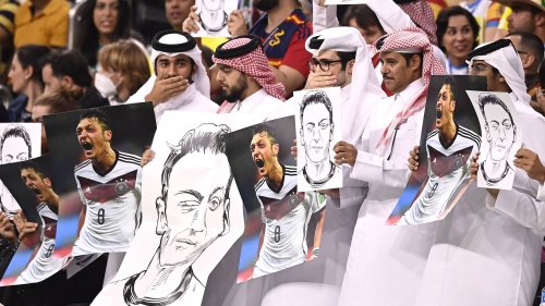 WM-Eklat: Katarer verspotten Deutschland mit Özil-Plakat