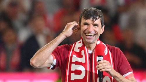 Thomas Müller erzählt Witz nach Rede bei Bayern-Abschied