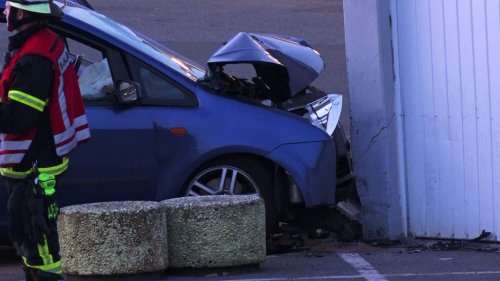 Dortmund | Wohl illegales Rennen: Drei Verletzte bei Crash auf Parkplatz