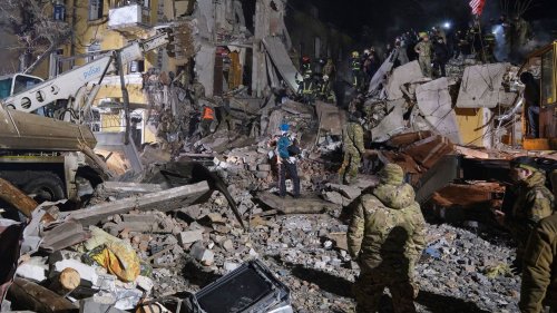 Nachtüberblick: Raketenangriff auf Wohnhaus in Donezk – Tote und Verletzte
