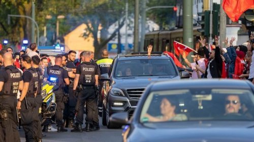 Duisburg: Autokorsos nach Stichwahl in der Türkei