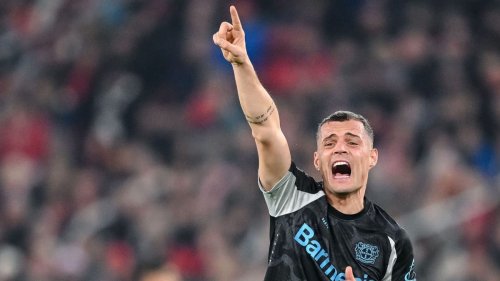 Bayer Leverkusen feiert nach Tor in der Nachspielzeit Sieg in Stuttgart