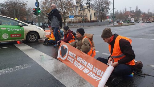Klimaaktivisten blockieren A100-Abfahrt in Berlin