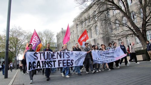 "Vollkommen bescheuert": Studenten gehen in Aachen gegen Gebühren auf die Straße