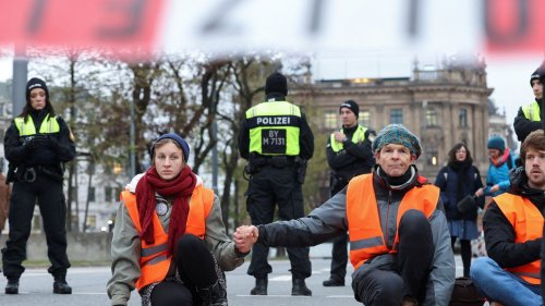 Klimaaktivisten kleben am Stachus in München und verfolgen neue Taktik