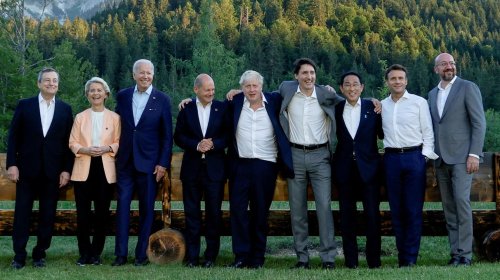 Wie Angela Merkel und Barack Obama: G7-Chefs posieren vor legendärer Holzbank