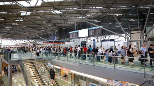 Flughafen Köln: Lange Schlangen vor Sicherheitskontrollen zum Ferienstart