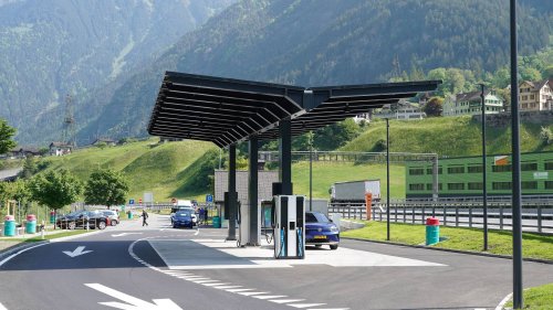 Schweiz plant Fahrverbote für E-Autos bei Stromknappheit