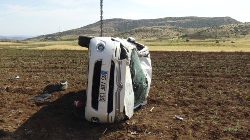 Hafif ticari araç, şarampole yuvarlandı: 1 ölü, 2 yaralı