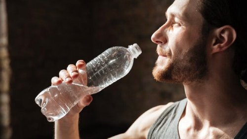 Uzmanı, "Su Kanunu"nun gerekliliğini anlattı: 1 litrelik şişelenmiş su için yaklaşık 17 litre su tüketiliyor!