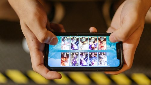 Oyun yüzünden tartıştığı 2 ev arkadaşını bıçakladı