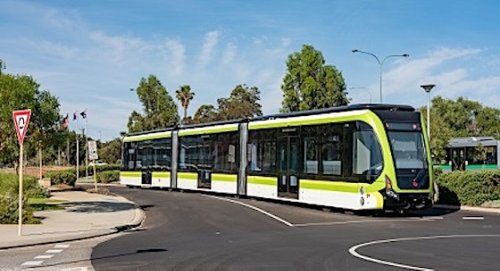 Trackless Tram in Perth: elektrische Straßenbahn fährt auf der Straße statt auf Schienen