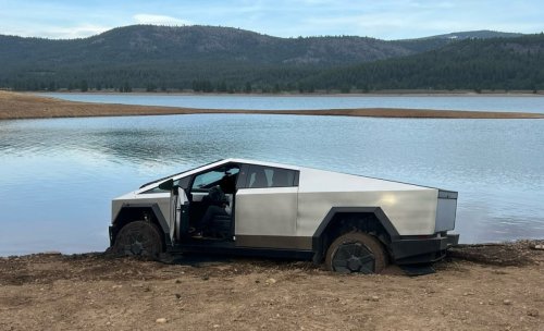 Cybertruck-Besitzer glaubt Musk-Behauptung – und bleibt im Fluss stecken