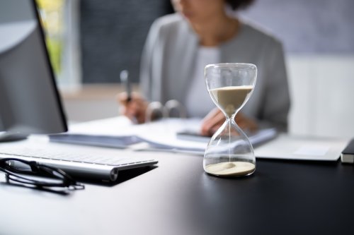 Deutsche Büroangestellte verschwenden jedes Jahr 300 Stunden ihrer Arbeitszeit: Aus diesem Grund