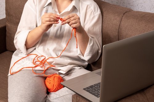 Kreativ statt Couchpotato: Diese Hobbys steigern nachweislich deine Zufriedenheit