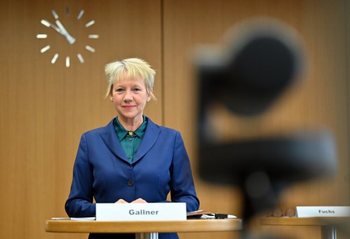 BAG-Präsidentin verteidigt Stechuhr-Urteil: Vertrauensarbeitszeit „nicht passé“