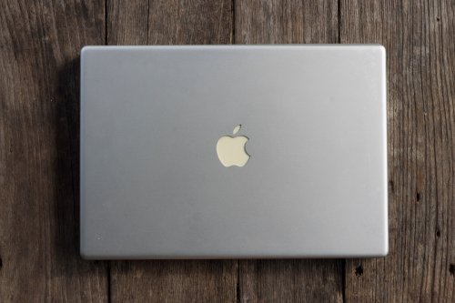 KI auf einem 20 Jahre alten Apple-Laptop: Wie sich das Gerät im Vergleich zu moderner Hardware schlägt