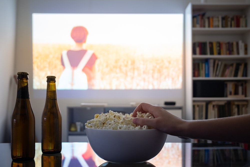 Heimkino: Warum du eine Wand nicht als Projektionsfläche für deinen Beamer nutzen solltest