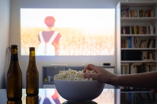 Heimkino: Warum du eine Wand nicht als Projektionsfläche für deinen Beamer nutzen solltest
