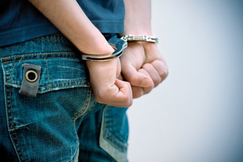 Knapp 300.000 Euro Strafe und Haft: Mann wegen Streaming-Betrugs verurteilt