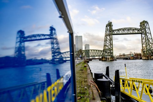Brücke wird nicht abgerissen: Bezos‘ Superyacht steckt in Rotterdam fest