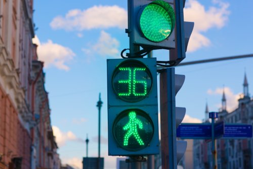 Elon Musk und Mark Zuckerberg: Ihre Stimmen – auf gehackten Ampeln