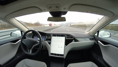 Kurioser Fehler: Tesla hält Mond für Ampel