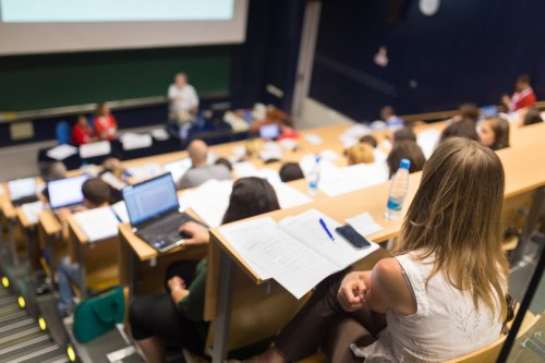 Studentin erwischt Professor mit KI-Text – und verlangt ihr Geld zurück